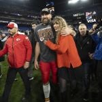 Taylor Swift con su novio, Travis Kelce, de los Kansas City Chiefs