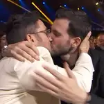 Bayona celebra con un sentido beso su Goya a Mejor Director por "La sociedad de la nieve"
