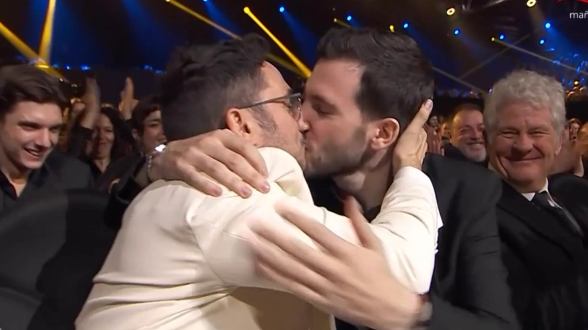 Bayona celebra con un sentido beso su Goya a Mejor Director por "La sociedad de la nieve"