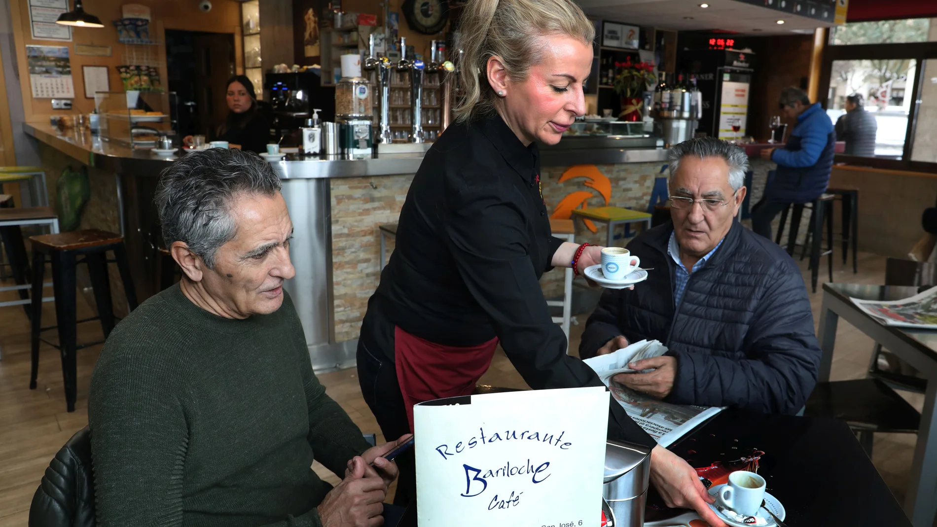 Susana Serrano, del Bar Bariloche de Palencia, atiende a unos clientes