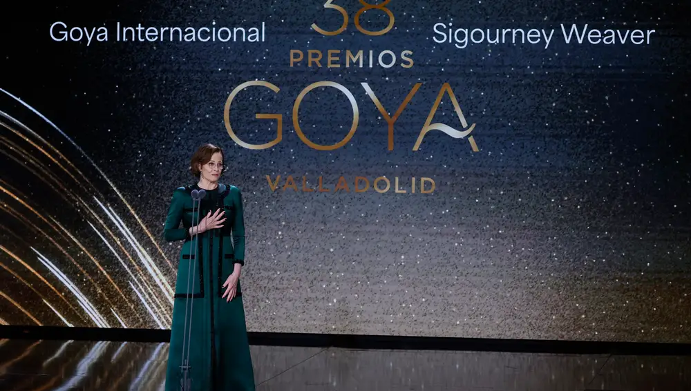 Sigourney Weaver recoge emocionada y hablando español el Goya Internacional