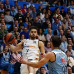 Campazzo busca un compañero ante la defensa de Nakic
