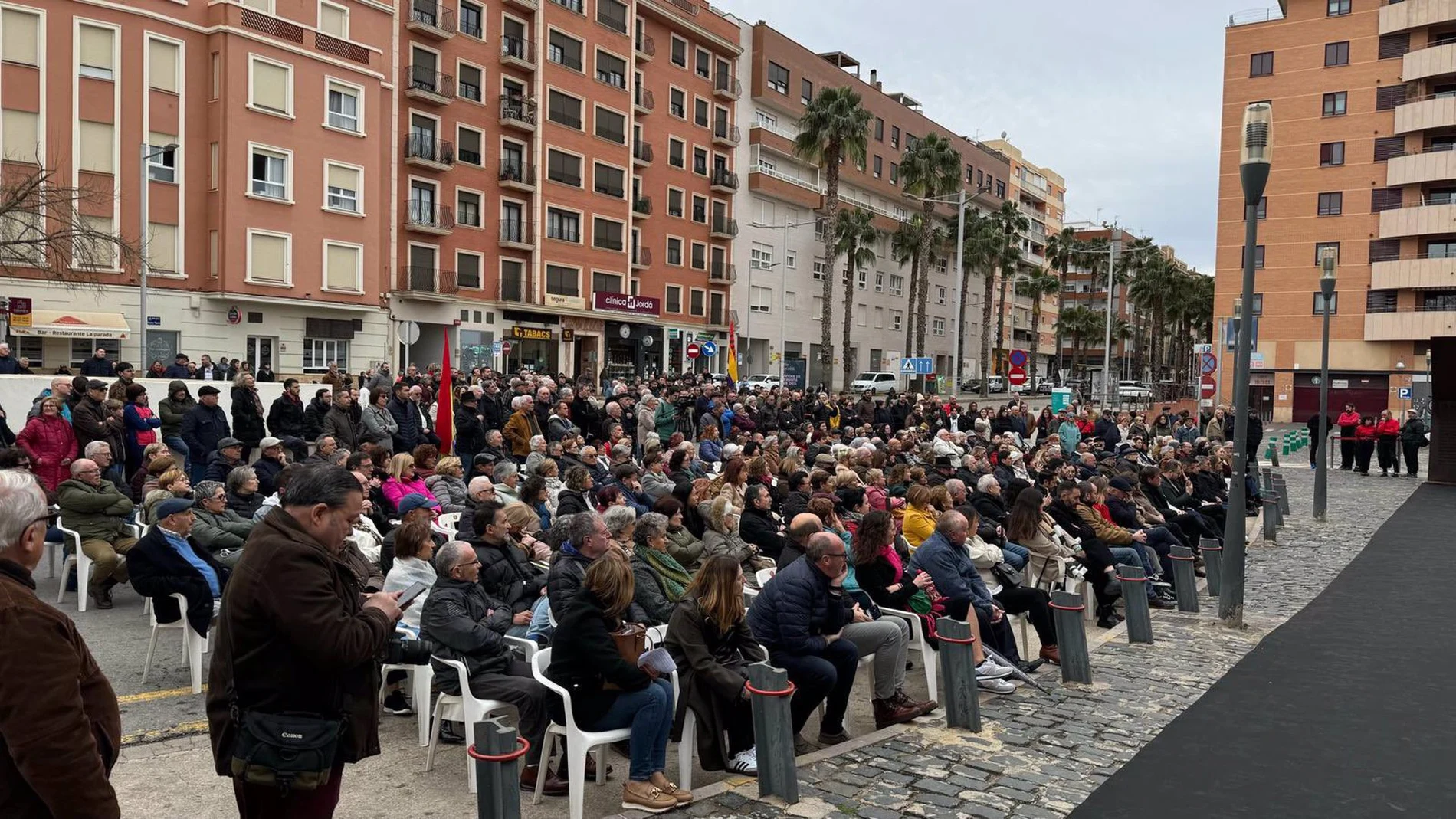 Claveles y coronas de laurel para homenajear a las víctimas del bombardeo de la estación de tren de Xàtiva