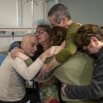 Los dos rehenes rescatados hoy por las fuerzas israelíes en Rafah, sur de la Franja de Gaza, los argentinos-israelíes Fernando Simón Marman, de 61 años, y Norberto Luis Har, de 70, se reúnen con sus familias en el Centro Médico Sheba en Tel Hashomer donde fueron atendidos tras su salida. 