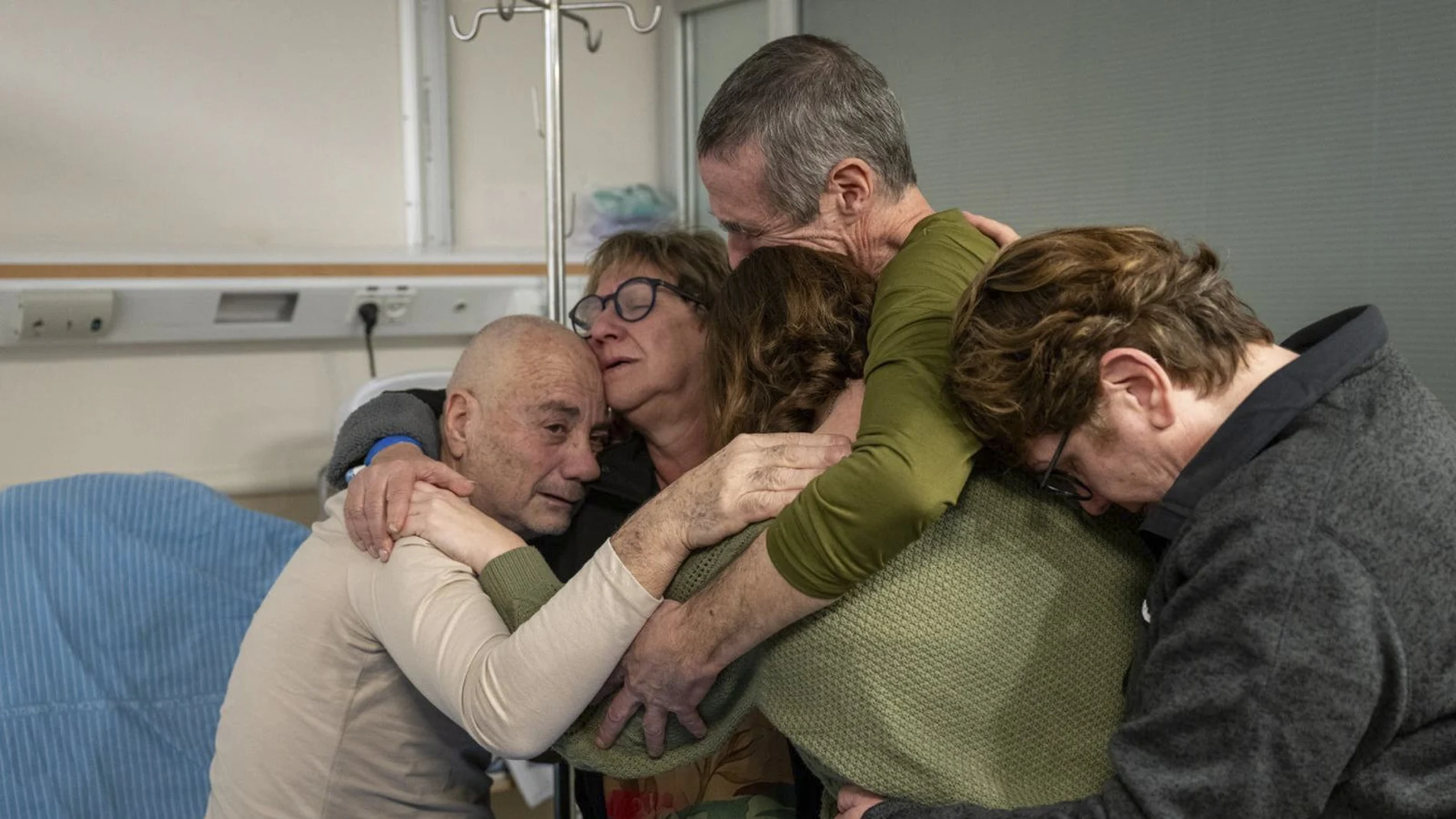 Los dos rehenes rescatados hoy por las fuerzas israelíes en Rafah, sur de la Franja de Gaza, los argentinos-israelíes Fernando Simón Marman, de 61 años, y Norberto Luis Har, de 70, se reúnen con sus familias en el Centro Médico Sheba en Tel Hashomer donde fueron atendidos tras su salida.