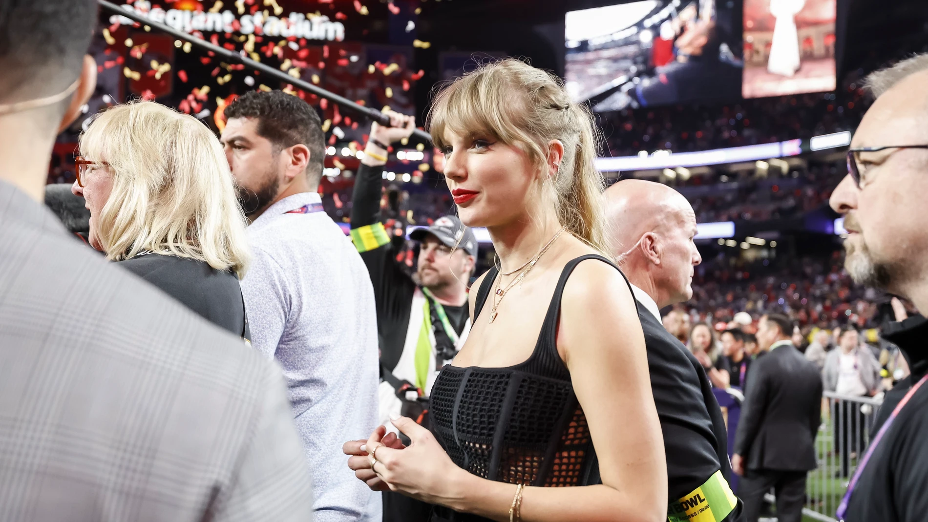 Las Vegas (United States), 12/02/2024.- Singer Taylor Swift stands on the field after the Kansas City Chiefs defeated the San Fransisco 49ers in Super Bowl LVIII at Allegiant Stadium in Las Vegas, Nevada, USA, 11 February 2024. The Super Bowl is the annual championship game of the NFL between the AFC Champion and the NFC Champion and has been held every year since 1967. EFE/EPA/JOHN G. MABANGLO