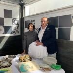 Leyre y César Gómez durante la degustación de ostras españolas