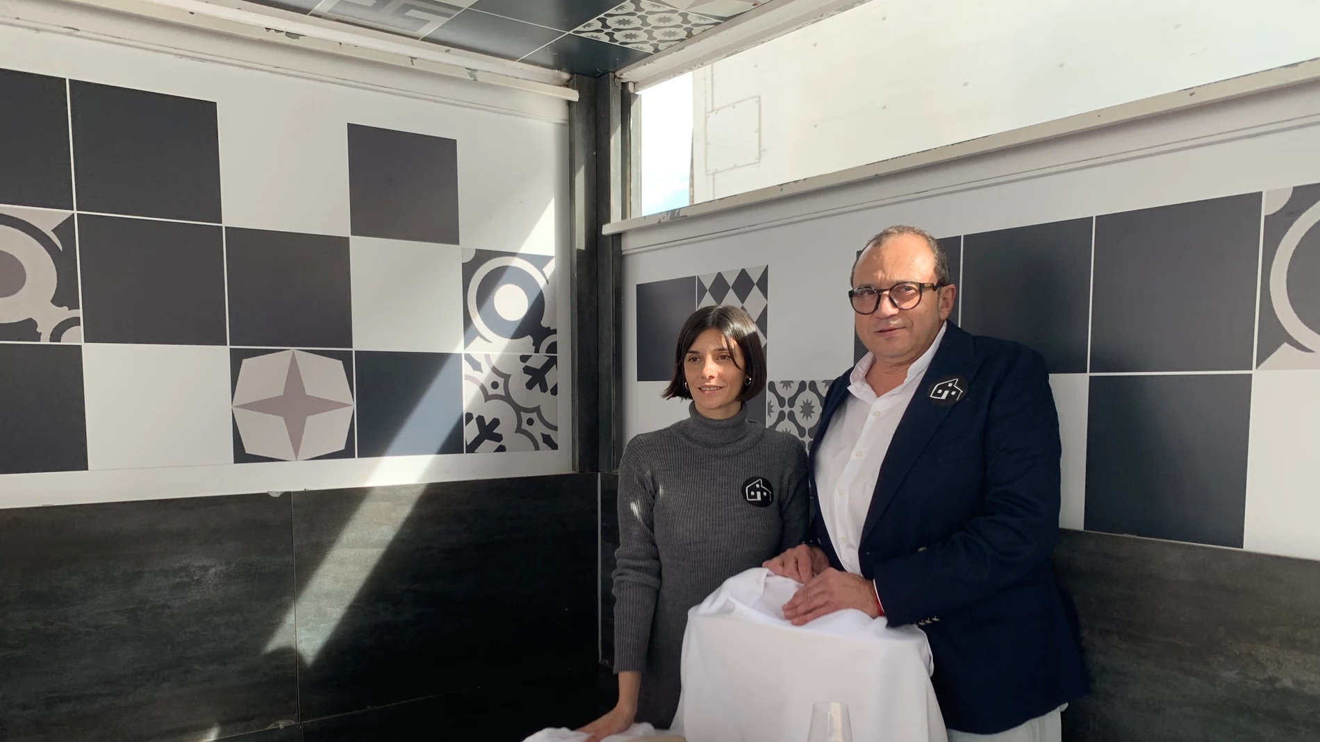 Leyre y César Gómez durante la degustación de ostras españolas