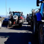 Los agricultores cortan vías y bloquean las entradas de Mercabarna