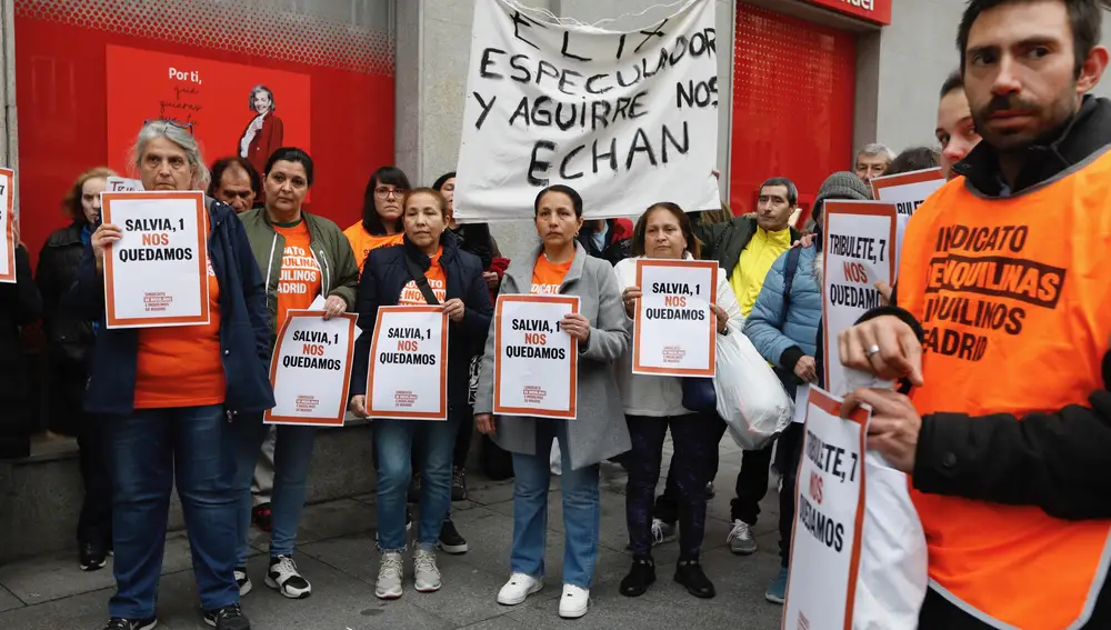 Manifestación contra fondos de inversión de viviendas en la calle de Serrano 51, sede de Elix. © Jesús G. Feria.