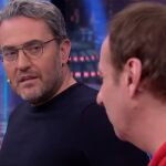 Máximo Huerta mira a Albert Espinosa en 'El Hormiguero'