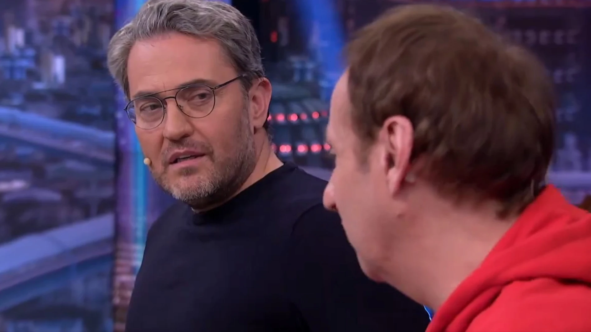 Máximo Huerta mira a Albert Espinosa en 'El Hormiguero'