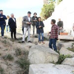 La diputada de Arquitectura, Carmen Sellés, y el alcalde de La Vila Joiosa (Alicante), Marcos Zaragoza, hoy en las termas de Allon.