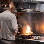 Adrián Solís, chef de Lobo Blanco, en la cocina del restaurante