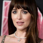 Dakota Johnson y su look en la premier de "Madame Web" en Los Ángeles.