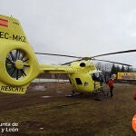 El helicóptero del Grupo de Rescate y Salvamento de la Junta de Castilla y León ha localizado esta mañana en una de las orillas del río Carrión en Mantinos un cadáver mientras participaba en la búsqueda de un varón de 37 años 