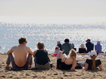 La playa de la Malagueta se ha llenado de personas provocada por las temperatura primaveral que est&aacute; sufriendo la costa del Sol en pleno mes de febrero, a 13 de febrero de 2024 en M&aacute;laga (Andaluc&iacute;a, Espa&ntilde;a). La popular playa de la Malagueta est&aacute;, en el d&iacute;a e hoy, repleta de gente que han ido a pasar el d&iacute;a a dicho lugar. Las altas, y at&iacute;picas, temperaturas que esta sufriendo el sur de la regi&oacute;n espa&ntilde;ola en esta semana hace que los lugares costeros est&eacute;n repleto de gente.13 FEBRERO 2024&Aacute;le...