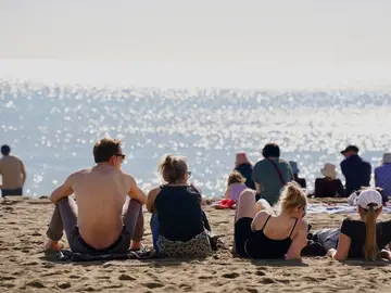 Jóvenes en la playa de La Malagueta de Málaga La playa de la Malagueta se ha llenado de personas provocada por las temperatura primaveral que está sufriendo la costa del Sol en pleno mes de febrero, a 13 de febrero de 2024 en Málaga (Andalucía, España). La popular playa de la Malagueta está, en el día e hoy, repleta de gente que han ido a pasar el día a dicho lugar. Las altas, y atípicas, temperaturas que esta sufriendo el sur de la región española en esta semana hace que los lugares costeros estén repleto de gente.13 FEBRERO 2024Ále...