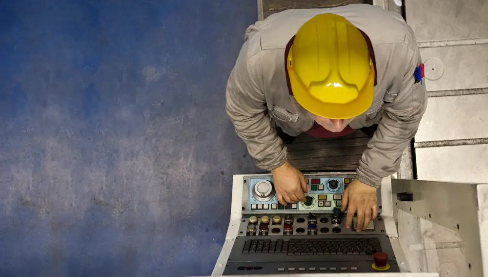 Un trabajador en una fábrica