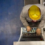 Un trabajador en una fábrica