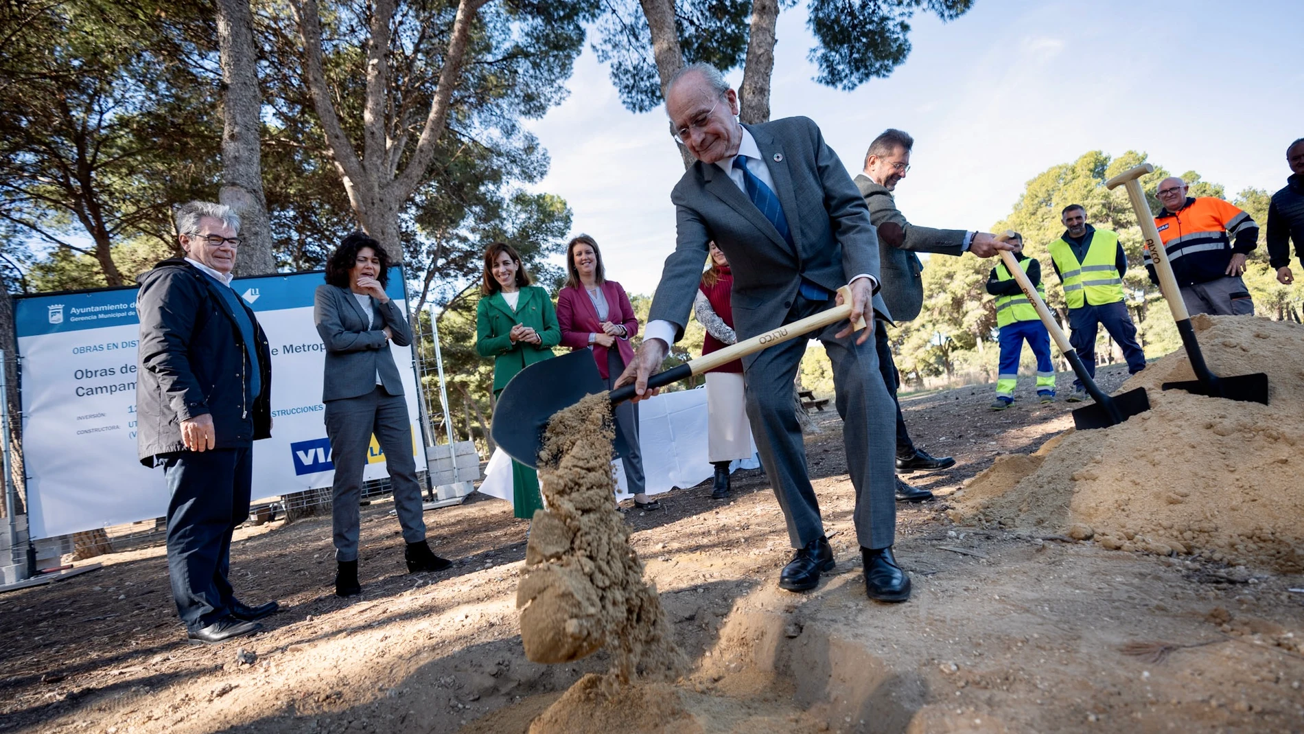El alcalde de Málaga, Francisco de la Torre, planta un árbol de forma simbólica en el parque metropolitano Campamento Benítez