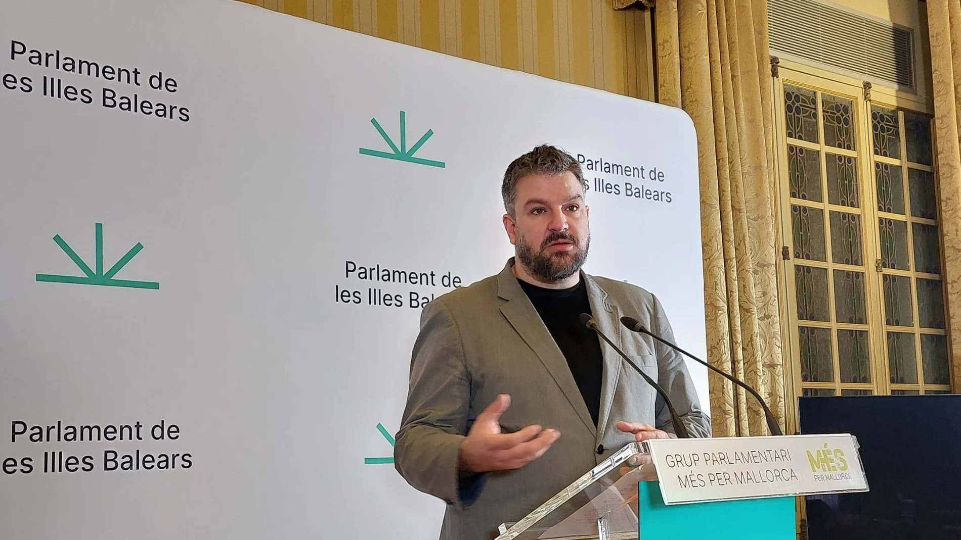 Lluís Apesteguia, de Mes por Mallorca, contra la árbitra