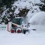 Un trabajador quita la nieve en el icónico Central Park de Nueva York