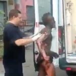 El joven siendo atendido por sanitarios tras electrocutarse 