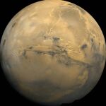 En el centro de la imagen se puede ver el Valle Marineris ocupando la mitad del planeta rojo.