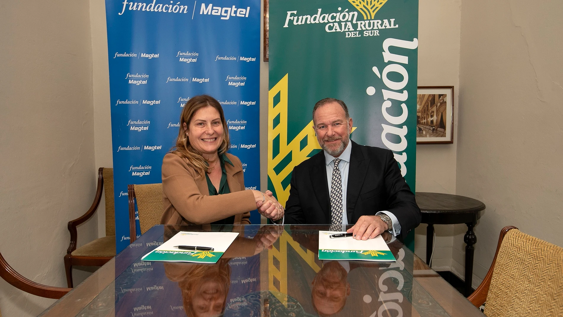 Purificación López Magdaleno y José Luis García-Palacios Álvarez, se dan la mano tras la firma del convenio de colaboración. R. CARMONA 01/02/2024