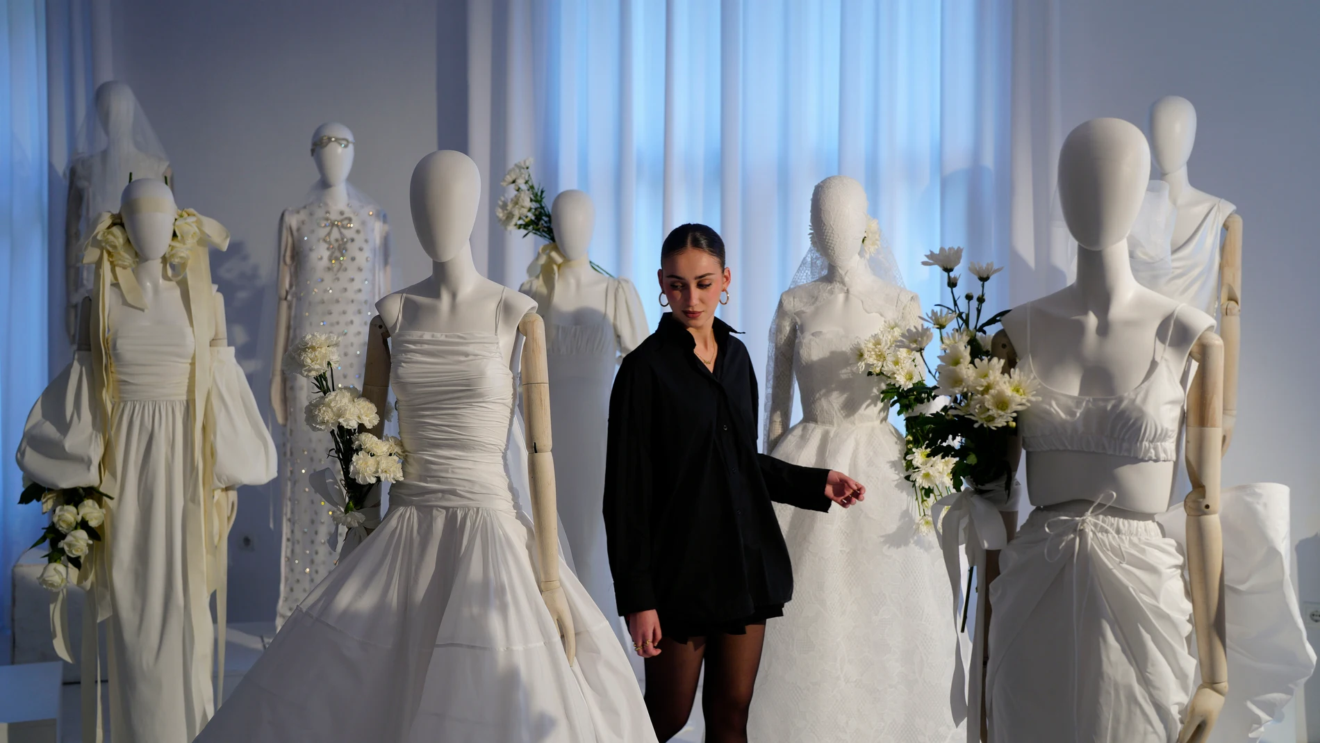 MADRID, 14/02/2024.- El diseñador Juan Vidal ha presentado su primera colección de novias en el marco de la semana de la moda madrileña, una propuesta versátil que le conecta con sus comienzos, en la que apuesta por diseños excesivos con volumen y cancán, pero también por otros para una novia que quiere lucir sexy. En la imagen, detalle de varias propuestas del diseñador. EFE/Borja Sánchez-Trillo