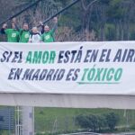 El mensaje detrás de la viral pancarta de Ecologistas en Acción en la M-30 por San Valentín