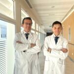 Los doctores de la Unidad de Cirugía Colorrectal del Hospital Quirónsalud Infanta Luisa de Sevilla, Antonio Amaya y Fernando de la Portilla