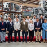 El presidente de Castilla y León, Alfonso Fernández Mañueco, y el resto de autoridades, en la visita a la planta de Nissan en Ávila