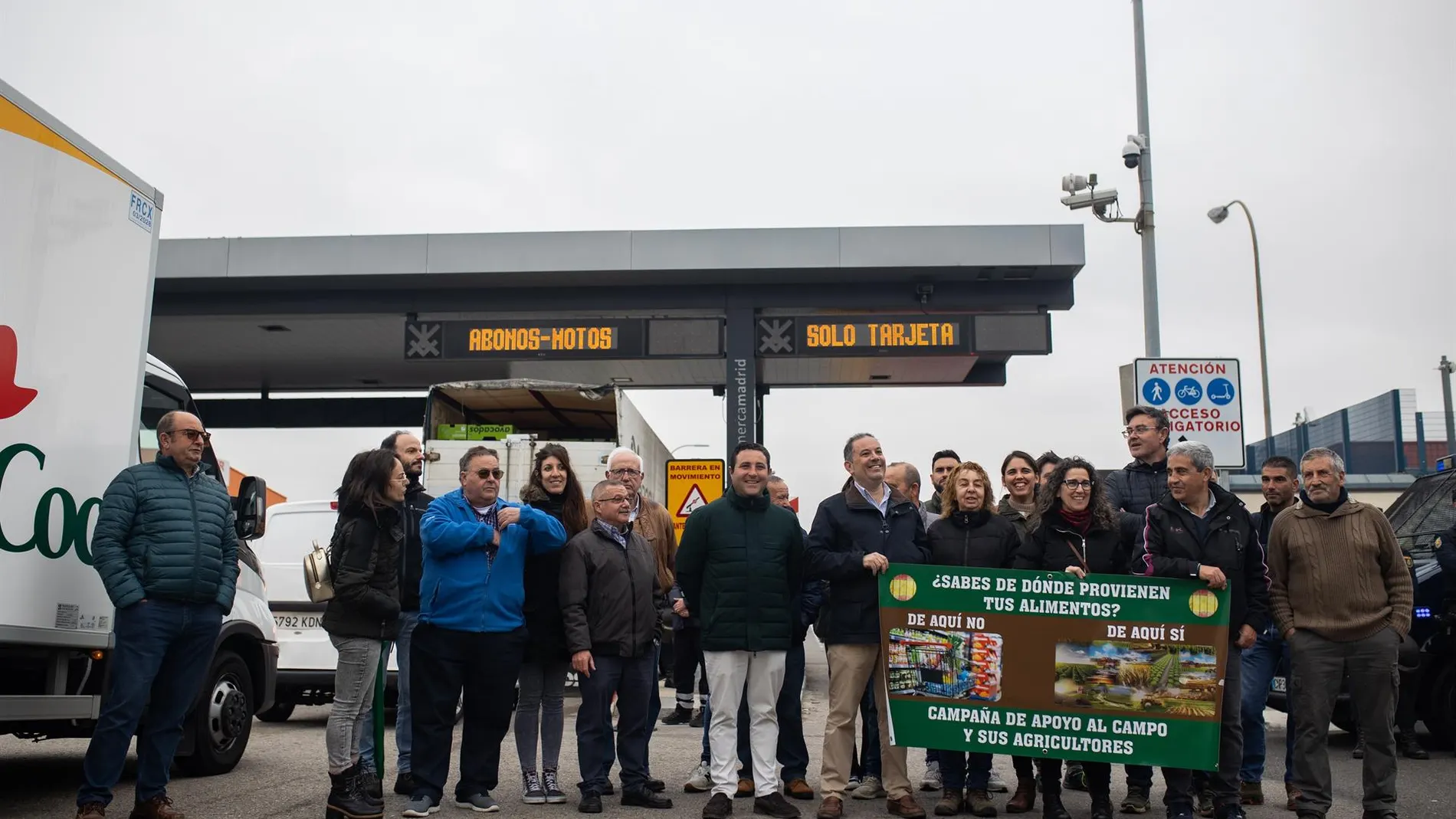 Protesta de agricultores a las puertas de Mercamadrid ante una fuerte presencia policial