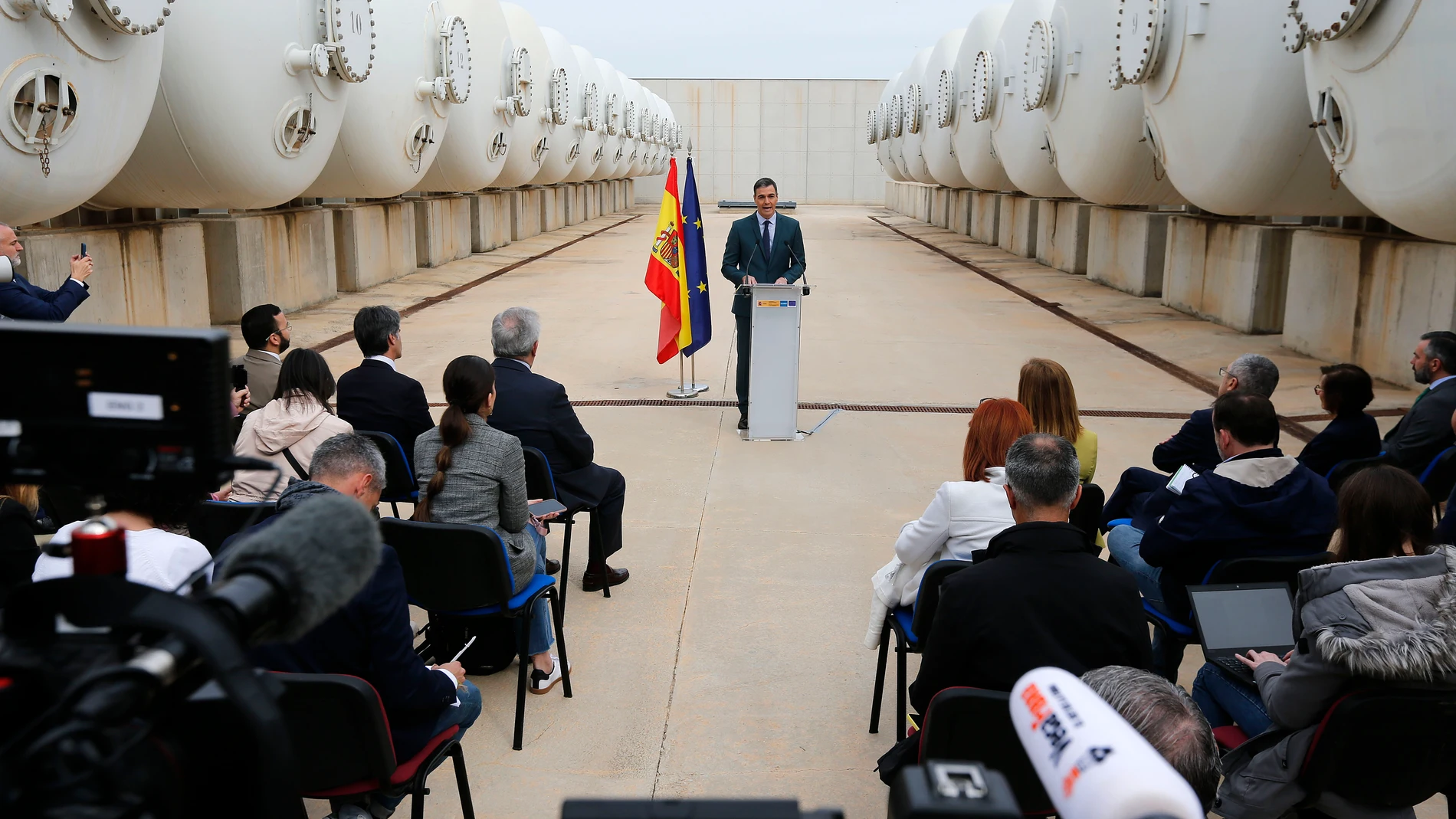 El presidente del Gobierno, Pedro Sánchez, interviene durante su visita a las instalaciones de la planta desaladora de Torrevieja, a 14 de febrero de 2024, en Torrevieja, Alicante, Comunidad Valenciana (España). La visita se enmarca en plena situación de sequía en Cataluña, cuando existe una propuesta para incrementar la capacidad de producción a fin de enviar agua de consumo urbano a Barcelona a través de la planta desaladora de Sagunto, en la provincia de Valencia. La mayor parte de los cau...