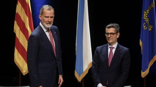 El rey Felipe VI junto al ministro de Justicia y de la Presidencia, Félix Bolaños (d), durante el acto de entrega de despachos a los 160 jueces de la nueva promoción de la Cerrera Judicial. 