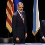 El rey Felipe VI junto al ministro de Justicia y de la Presidencia, Félix Bolaños (d), durante el acto de entrega de despachos a los 160 jueces de la nueva promoción de la Cerrera Judicial. 
