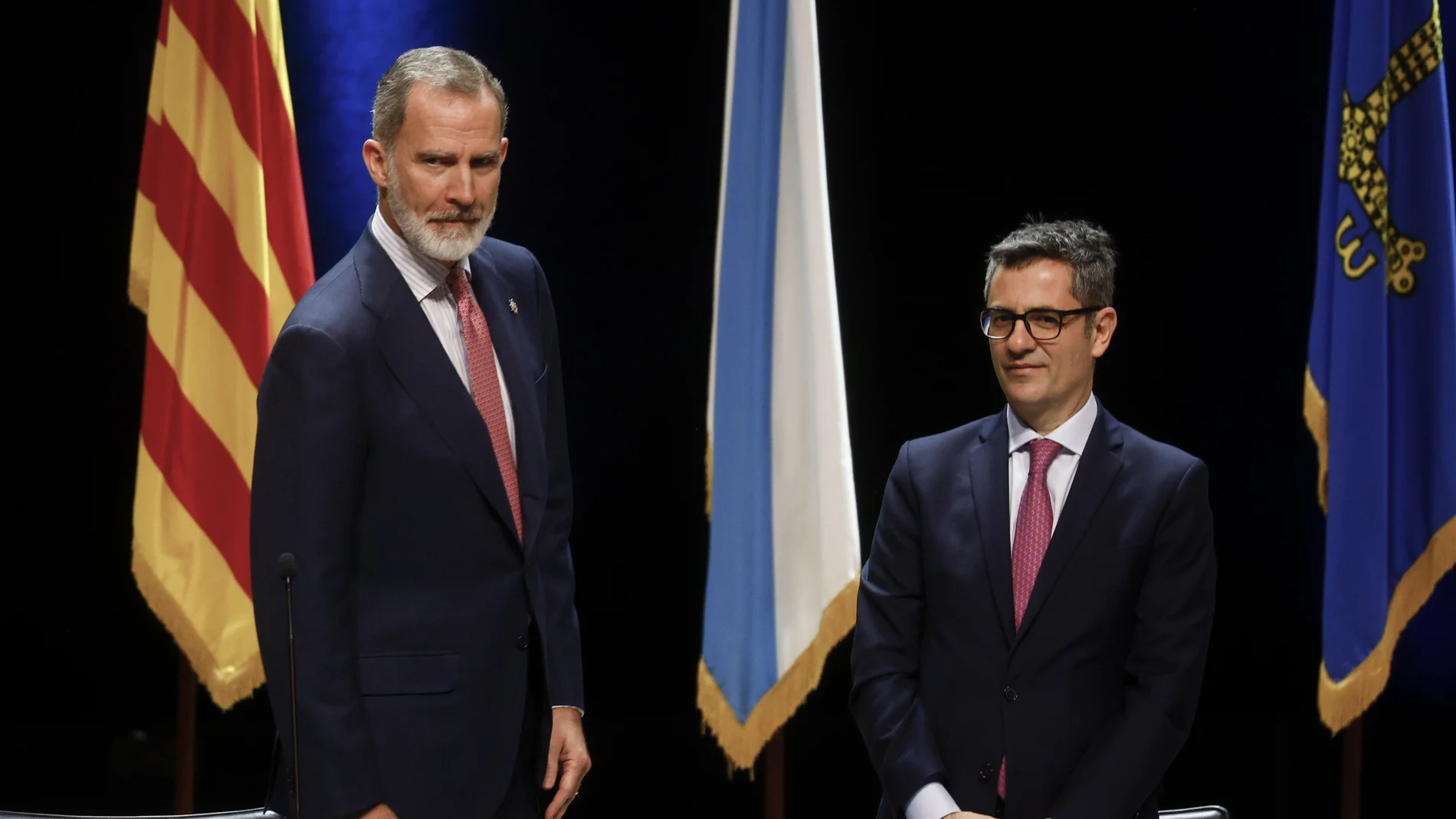 El rey Felipe VI junto al ministro de Justicia y de la Presidencia, Félix Bolaños (d), durante el acto de entrega de despachos a los 160 jueces de la nueva promoción de la Cerrera Judicial.