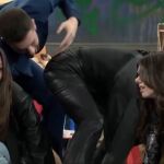 Las eróticas posturas de Broncano jugando al Twister con las protagonistas de 'Machos Alfa': "¡Esa es la gracia del juego!"