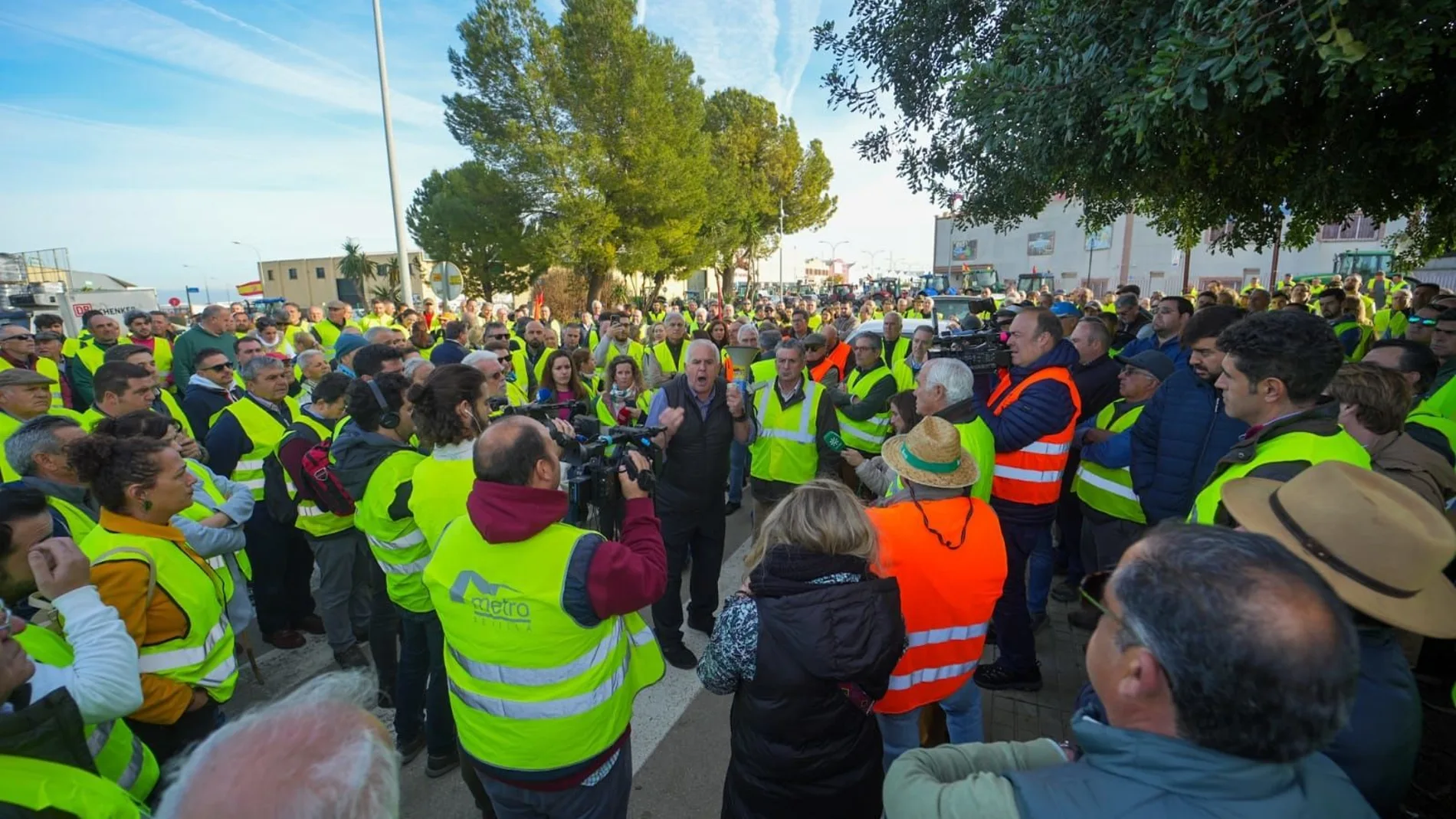 Cientos de agricultores en Carmona (Sevilla) se preparan para iniciar los primeros cortes de carretera