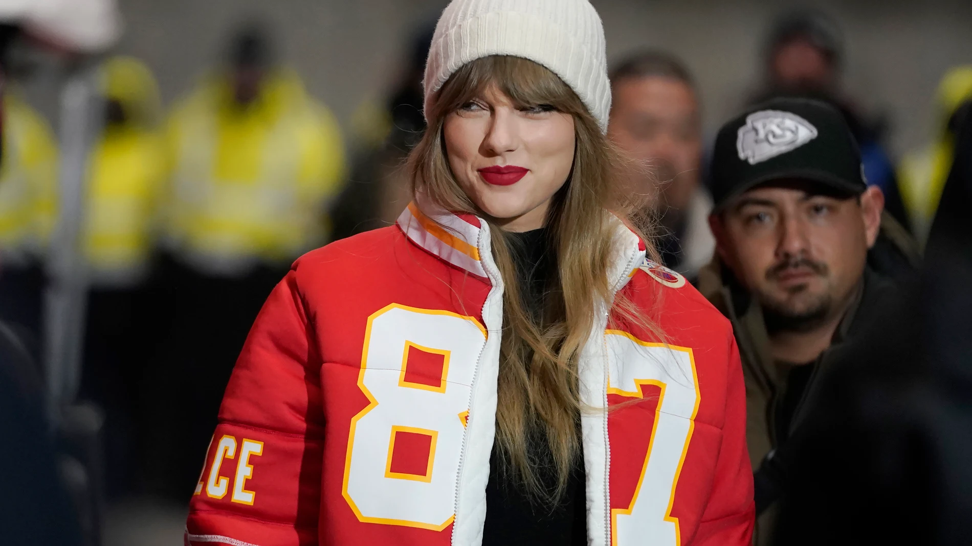 FILE - Taylor Swift wears a Kansas City Chiefs tight end Travis Kelce puffer jacket, designed by Kristin Juszczyk, as she arrives before an NFL wild-card playoff football game between the Chiefs and the Miami Dolphins, Saturday, Jan. 13, 2024, in Kansas City, Mo. (AP Photo/Ed Zurga, File)