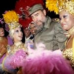 Fidel Castro rodeado de artistas en la sala Tropicana, en La Habana, el 16 de noviembre del 86