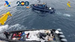 Interceptada una narcolancha con cuatro toneladas de cocaína a 500 millas al sur de Canarias Interceptada una narcolancha con cuatro toneladas de cocaína a 500 millas al sur de Canarias