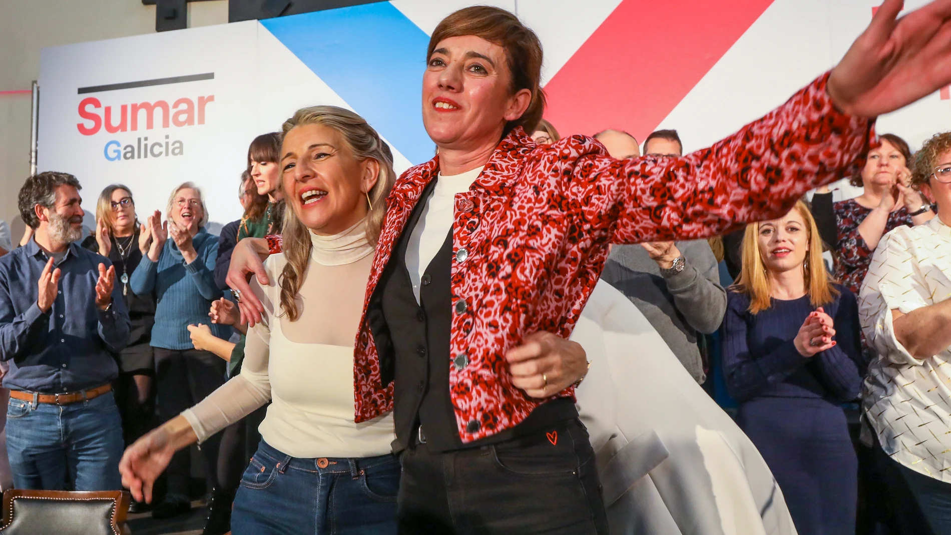 SANTIAGO DE COMPOSTELA, 16/02/2024.- La candidata de Sumar a la presidencia de la Xunta, Marta Lois (d), junto a la líder del partido, Yolanda Díaz (i), cierra su campaña con un acto celebrado este viernes en Santiago de Compostela. EFE/ Xoan Rey