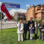 Familiares de Pepe Domingo Castaño junto al alcalde de Madrid, José Luis Martínez-Almedia, en el homenaje al periodista deportivo