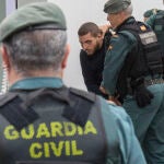 Traslado a los juzgados de Barbate de uno de los ocho detenidos por la muerte de dos guardias civiles
