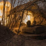 Soldados ucranianos disparan su artillería contra posiciones rusas en Donetsk