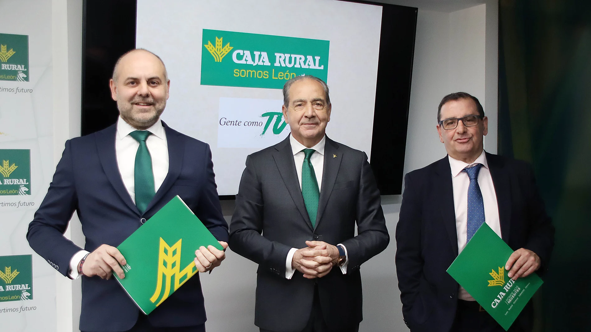 El director general de Caja Rural, Cipriano García (C), presenta el balance anual de Caja Rural correspondiente a 2023, acompañado por el director de Imagen y Comunicación, Narciso Prieto, y el director de Expansión, Alejandro Hidalgo