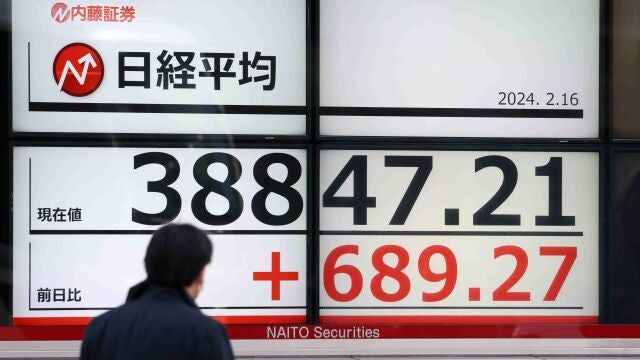 Tokyo (Japan), 16/02/2024.- A pedestrian looks at a stock market indicator board in Tokyo, Japan, 16 February 2024. In the early trading session, the Nikkei Stock Average surged past 38,800 Japanese yen, edging closer to its historical peak of 38,915.87 Japanese yen recorded in late 1989 during the zenith of the bubble economy. (Japón, Tokio) EFE/EPA/JIJI PRESS JAPAN OUT EDITORIAL USE ONLY/